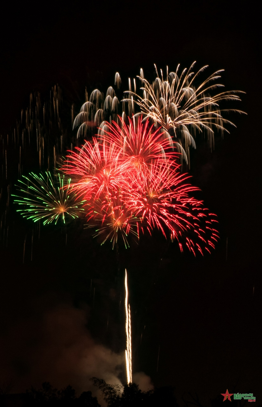 Cần Thơ: Đông đảo người dân đổ về trung tâm thành phố xem trình diễn pháo hoa